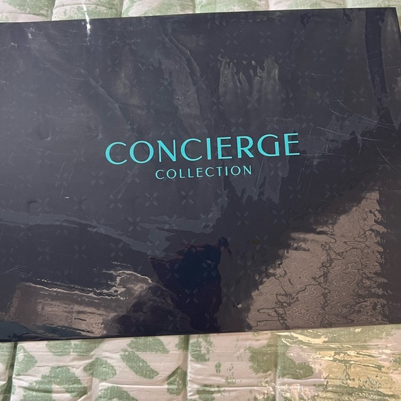 King Size Comforter, 2 king size pillow shams, green and white, new in bag - Picture 2 of 6